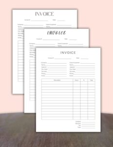 Tre olika mallar för fakturor som ligger staplade omlott.